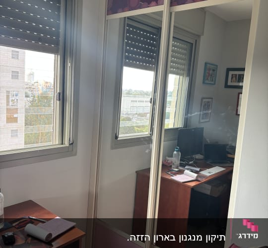 מראה עם מסגרת עץ בחדר עבודה